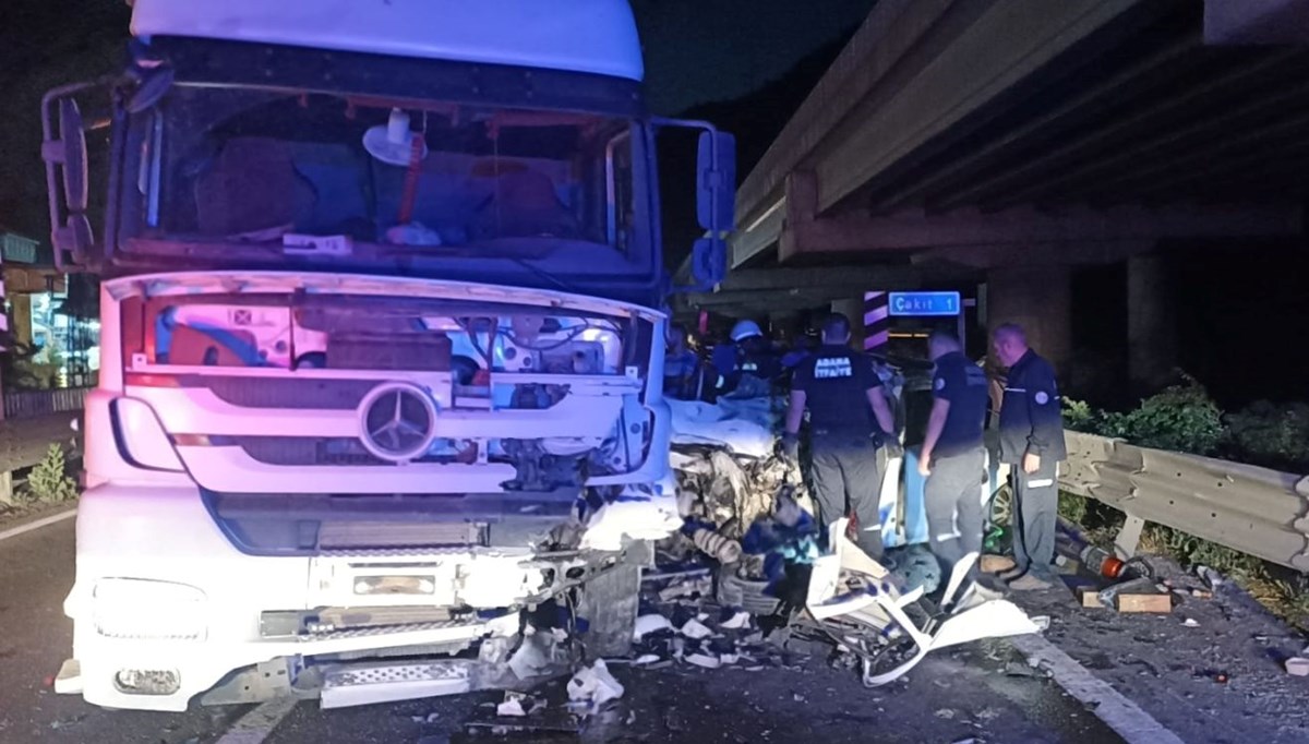 Adana'da otomobil, TIR'la çarpıştı: 1 ölü, 1 yaralı Adana'da otomobil, TIR'la çarpıştı: 1 ölü, 1 yaralı