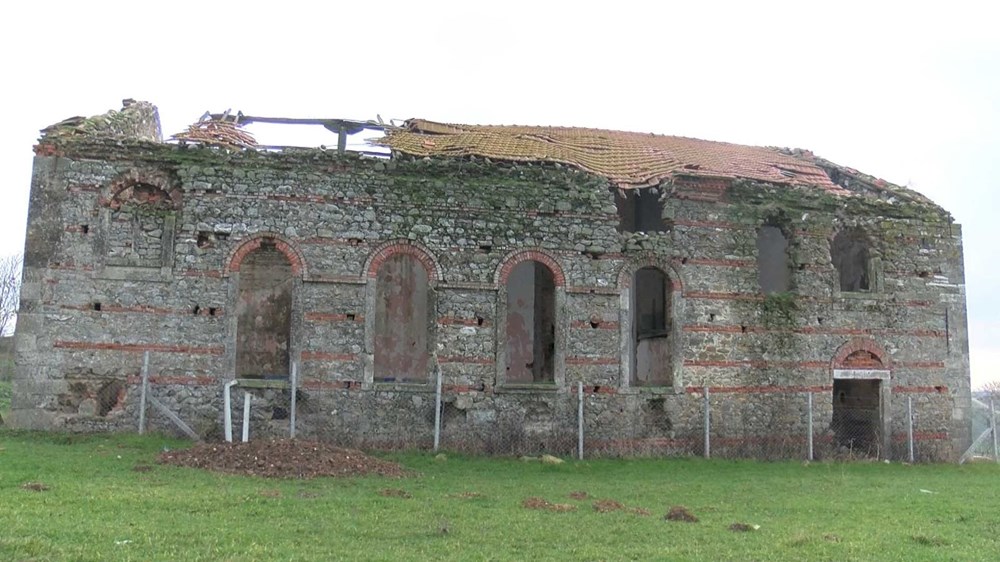 Defineciler tarihi kiliseyi talan etti - 17