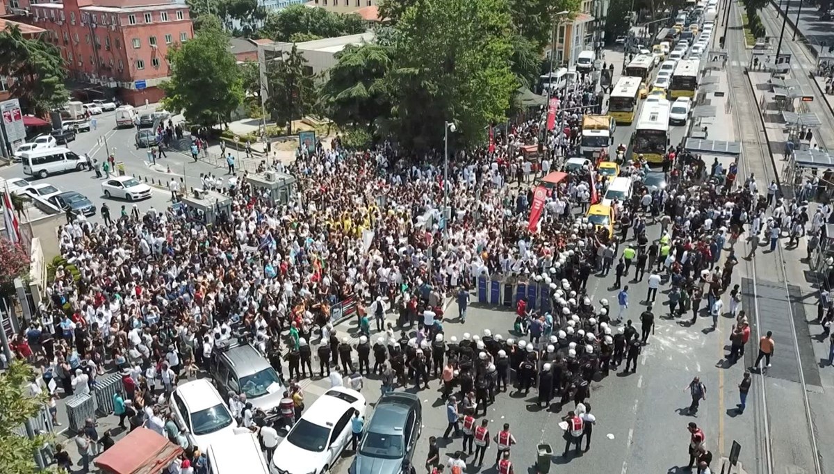 Doktorlardan Ekrem Karakaya cinayetine tepki eylemi Doktorlardan Ekrem Karakaya cinayetine tepki eylemi