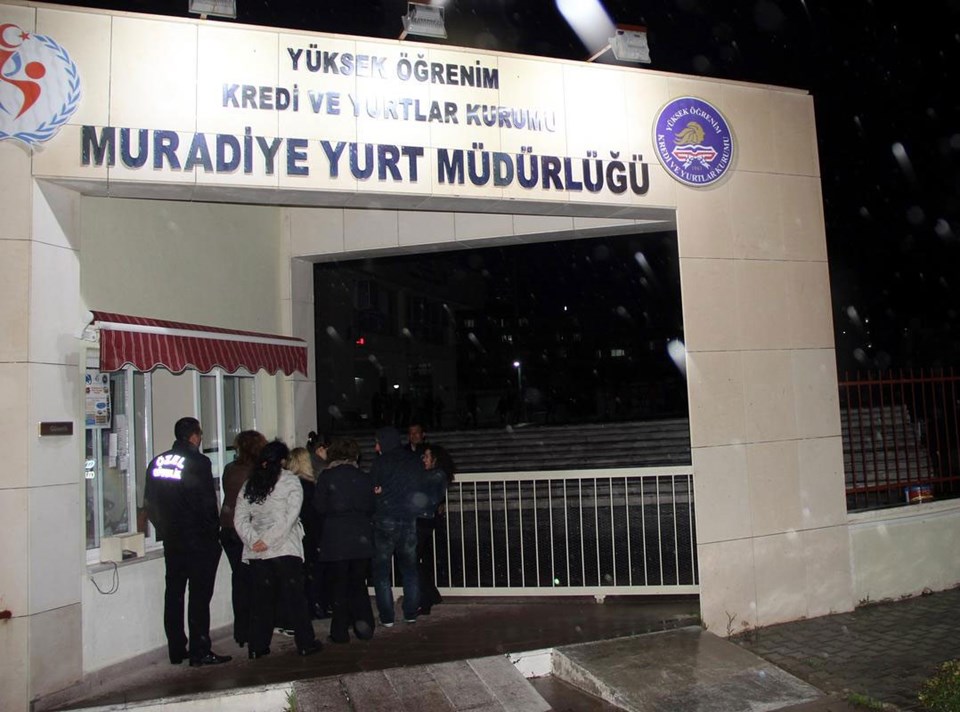Elektrikler kesilince kız öğrenciler eylem yaptı - 1
