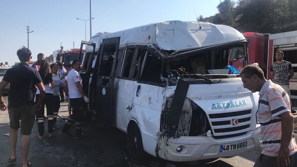Bodrum'da yolcu minibüsü devrildi: Biri ağır 16 yaralı - 1
