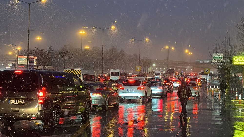 İstanbul'da kar yağışı etkisini sürdürüyor: Trafik ve toplu ulaşımda yoğunluk - 3