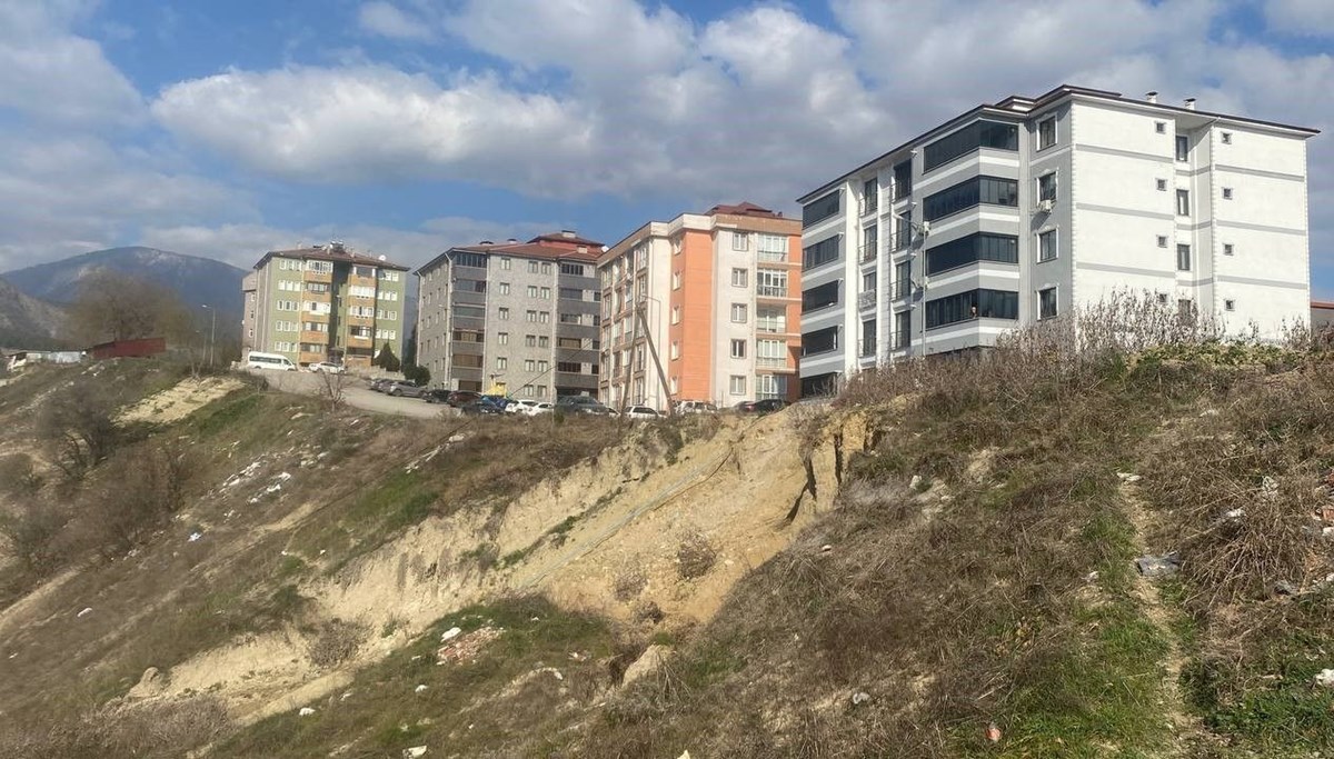 Heyelan nedeniyle apartman sakinleri tedirginlik yaşıyor