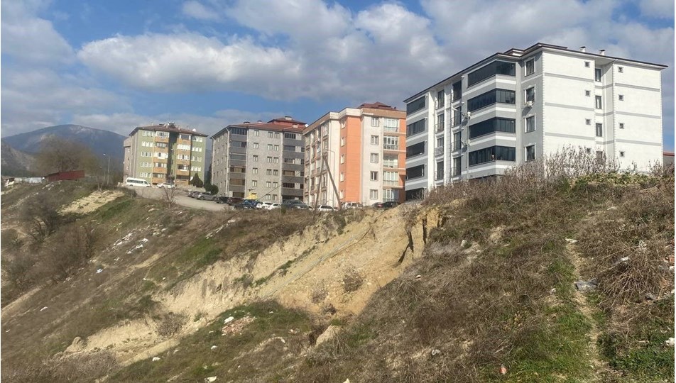 Heyelan nedeniyle apartman sakinleri tedirginlik yaşıyor