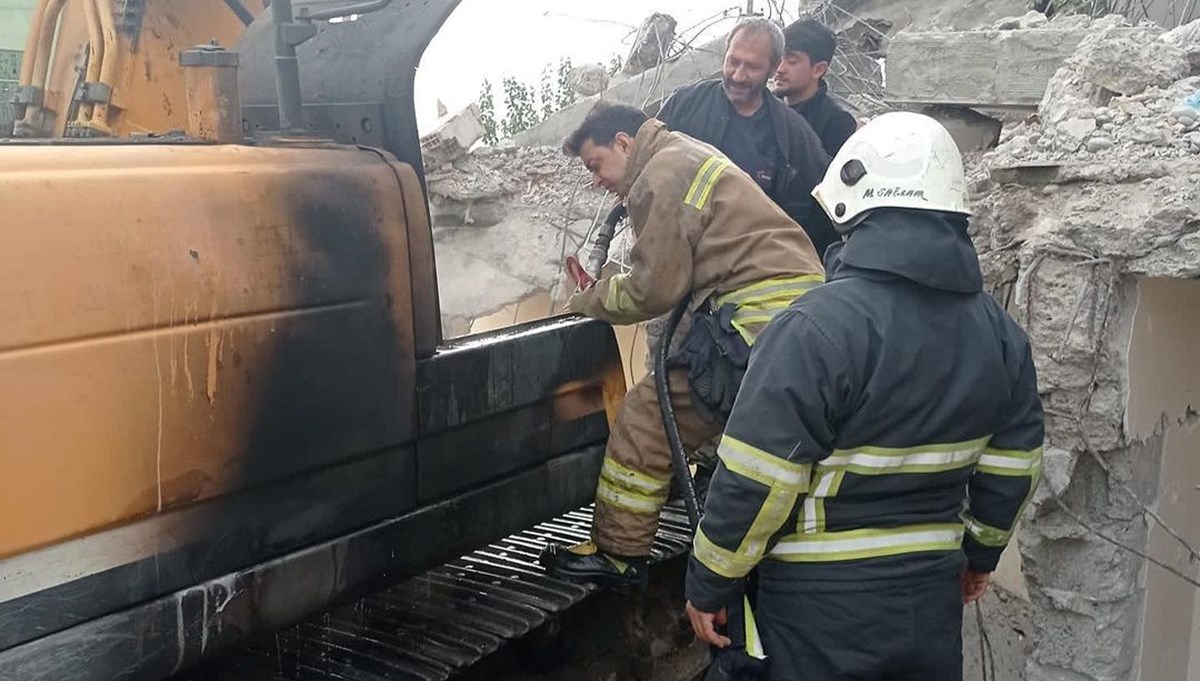 Hatay’da iş makinesi yandı