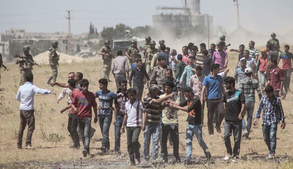 Türkiye sınırındaki Kobani'de düzenlenen intihar saldırısı sonrası halk Türkiye tarafına geçmeye çalıştı. 
