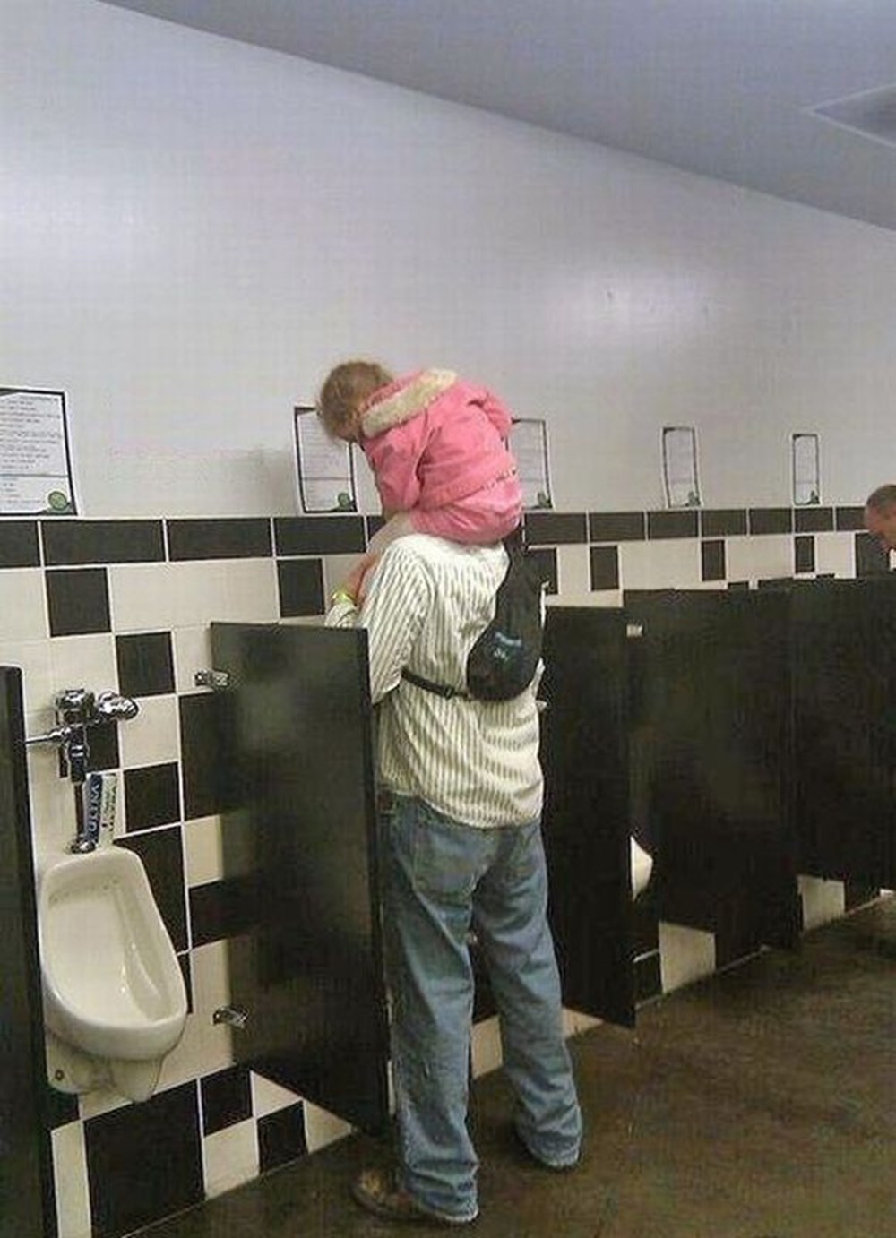 Папа дочку в туалете. Детский туалет - подсмотренное. Подсмотренно в детском туалете. Мама в туалете прикол.