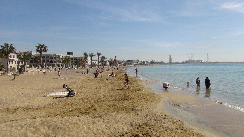 Mart ayında denize girdiler: Hava sıcaklığı 30 dereceyi buldu - 4