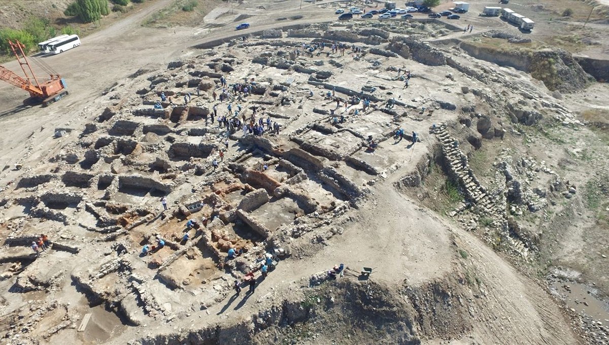 Kütahya'daki Seyitömer Höyüğü'nde 5 bin yıllık yerleşimler gün yüzüne çıkarıldı