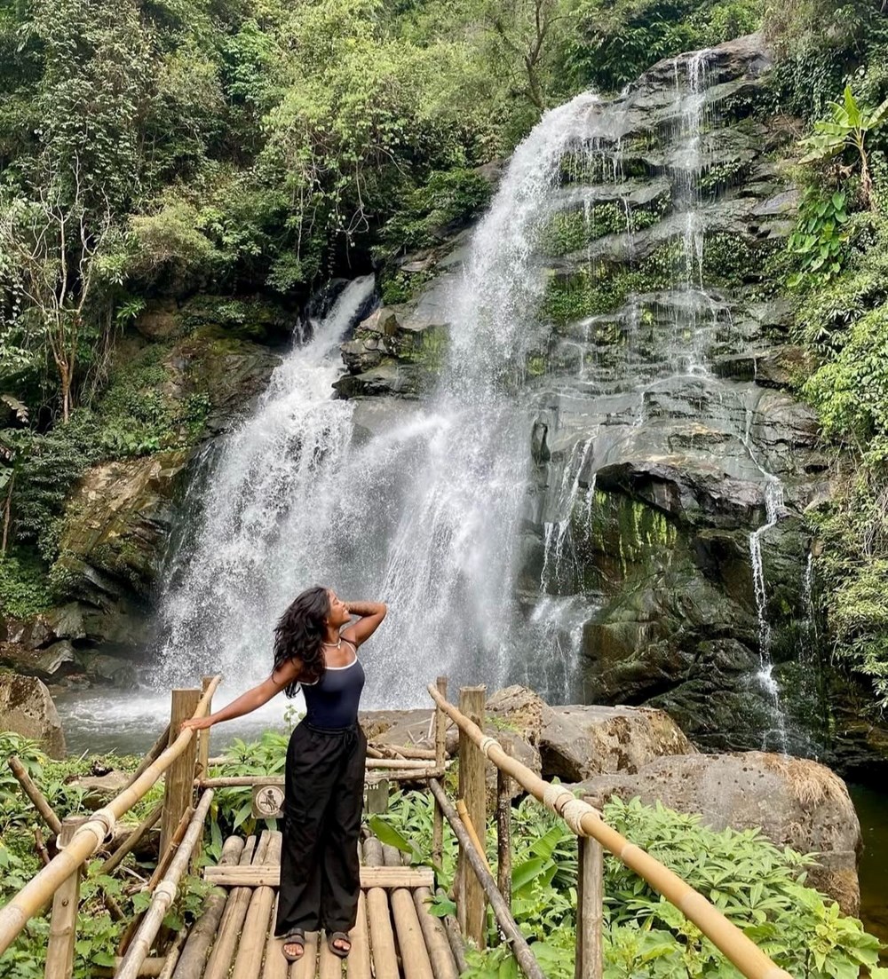 Yürüyüş yapan turist yanardağın içine düştü - 2