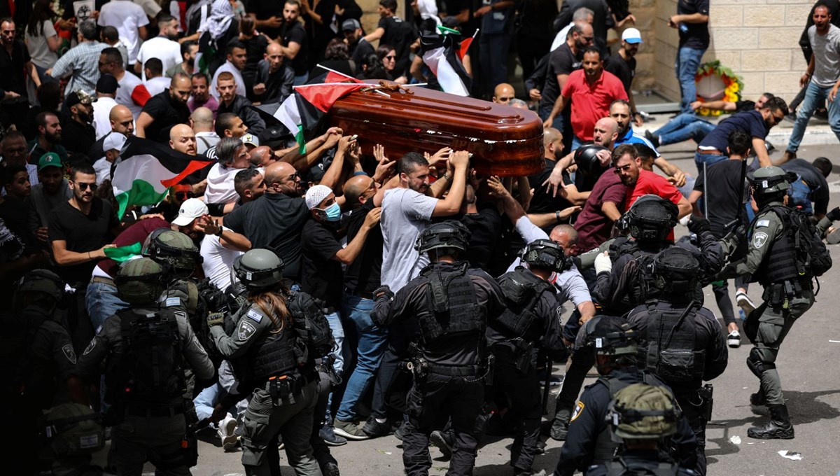 İsrail güçleri El Cezire muhabirinin cenazesine müdahale etti
