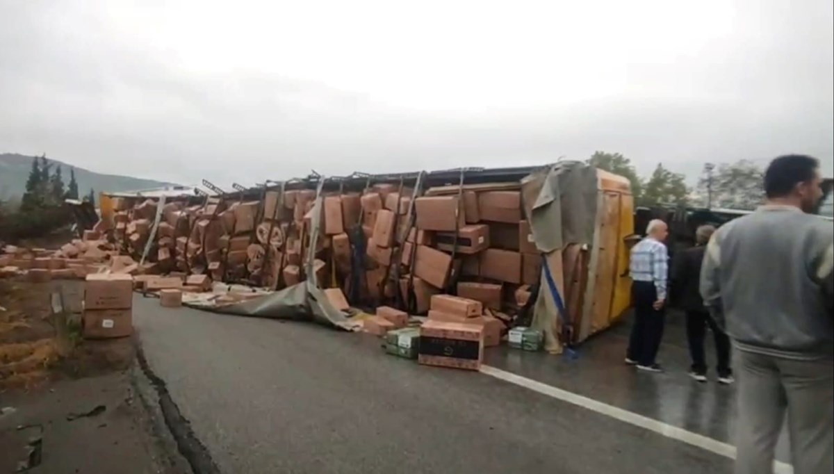 TEM Otoyolu'dan Ankara yönünü kapatan kaza TEM Otoyolu'dan Ankara yönünü kapatan kaza