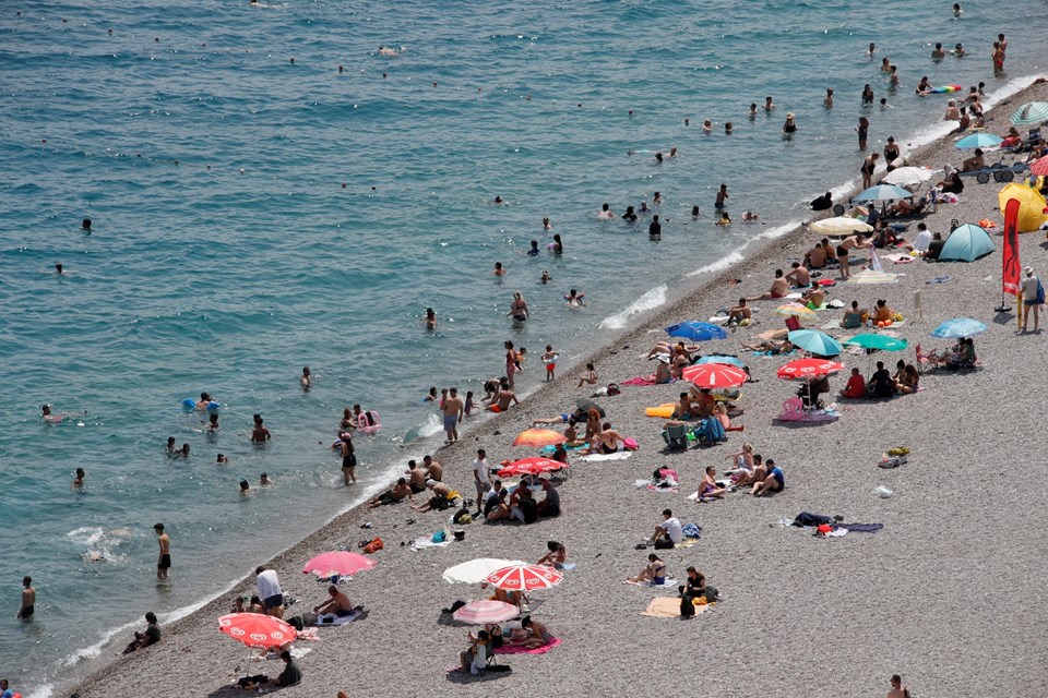 Termometreler 35 dereceyi gösterdi, Antalya'da LGS'den çıkanlar denize koştu - 1