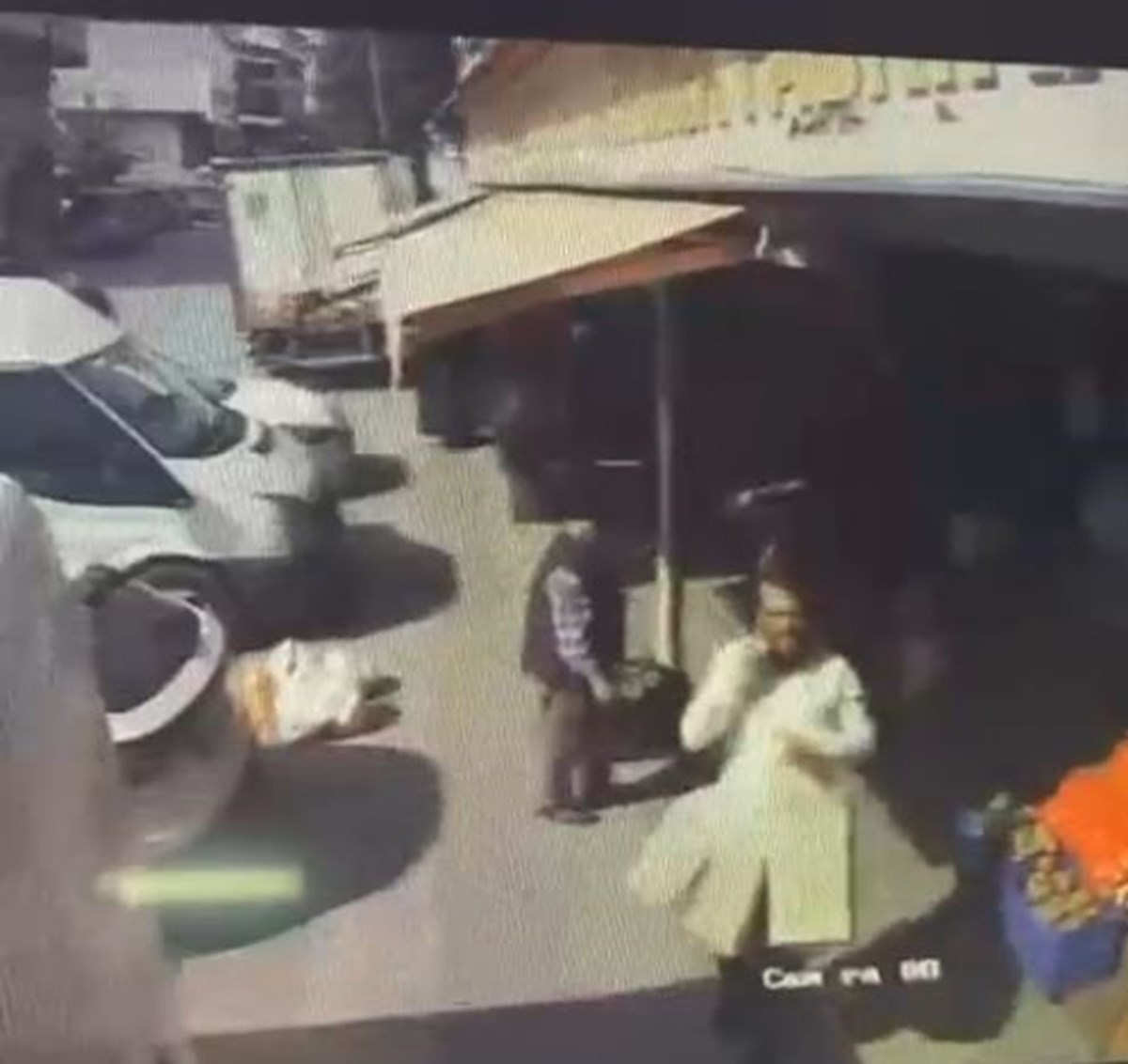 Kahveleri çalan adam güvenlik kamerasına takıldı Kahveleri çalan adam güvenlik kamerasına takıldı
