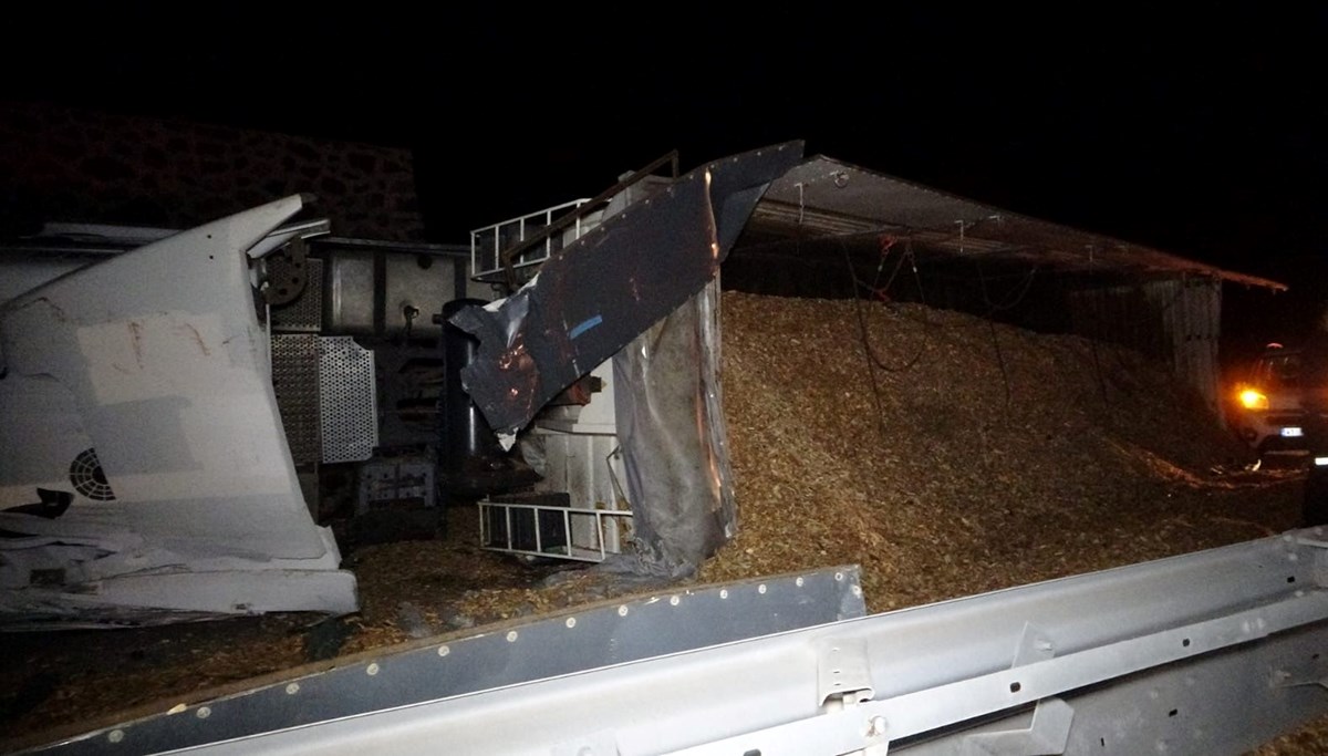 Çanakkale'de bariyerlere çarpıp devrilen TIR'ın şoförü öldü