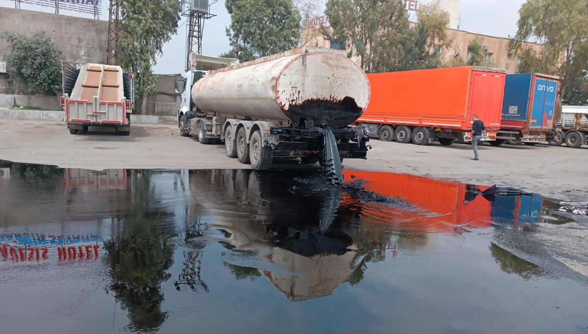 26 ton petrol yola döküldü 26 ton petrol yola döküldü