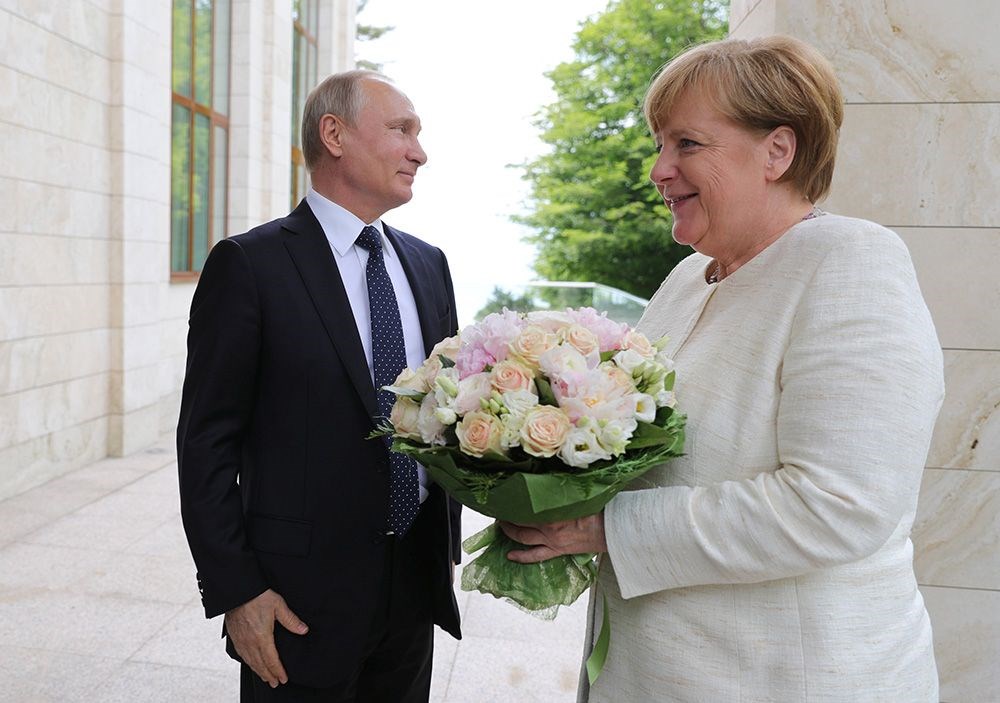 Putin, Merkel'i aşağıladı mı? (Çiçek tepkisi) NTV