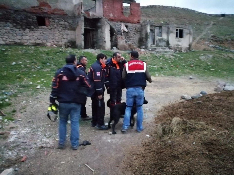 Kars'ta kaybolan 3 yaşındaki Nurcan'ın dere kenarında eteği bulundu - 1