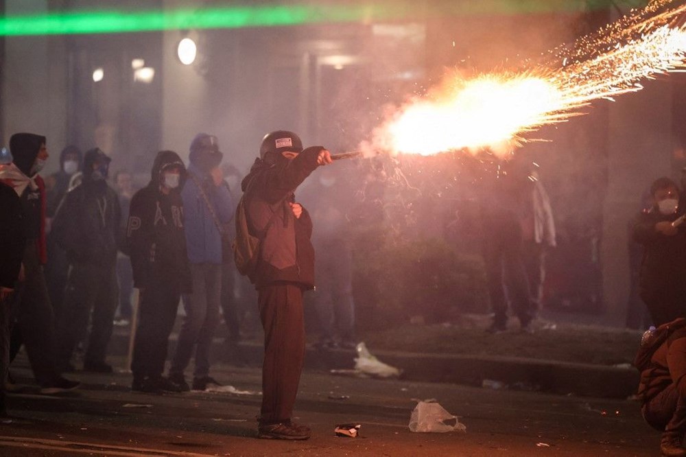 Gürcistan'da gösteriler devam ediyor: Protestocular parlamento binasına havai fişekle saldırdı - 8
