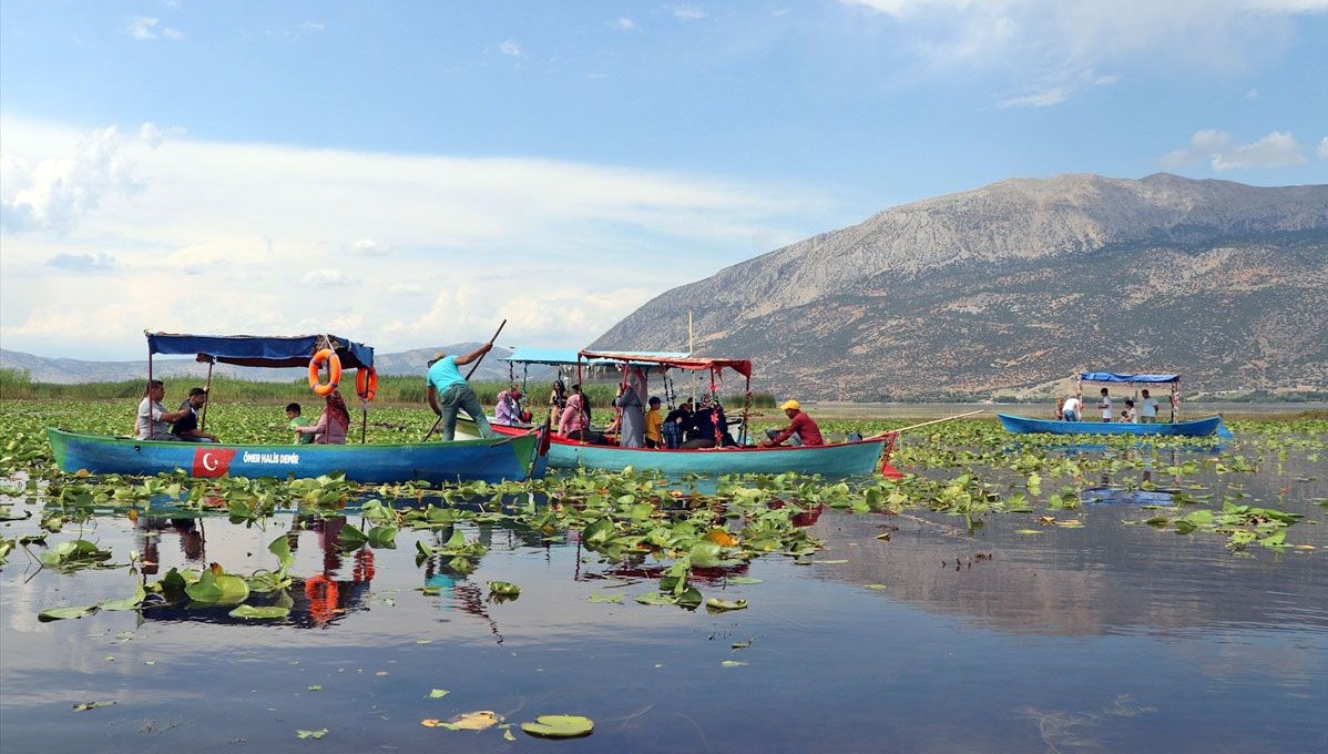 Nilüferleriyle ünlü Işıklı Gölü, unutulmaz anlar yaşatıyor