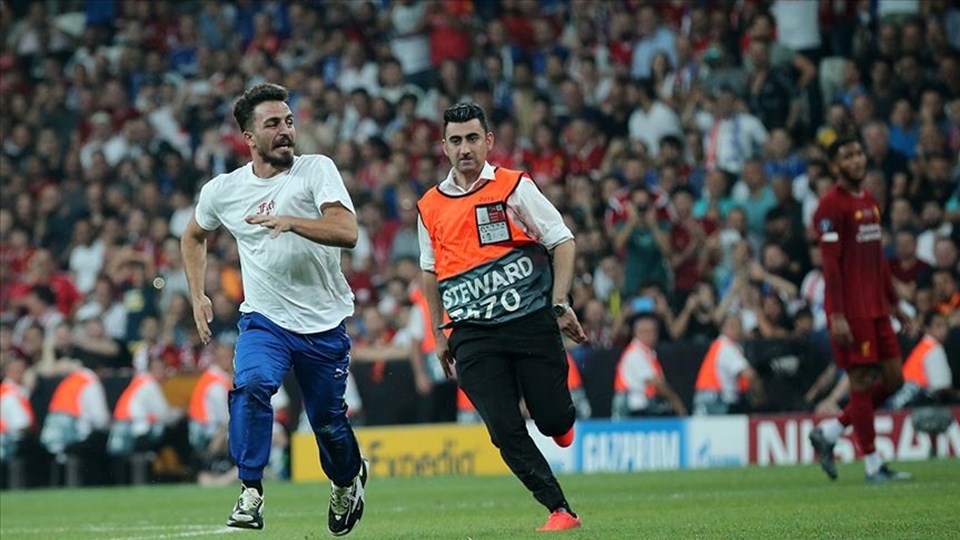 UEFA maçında sahaya atlayan YouTuber Ali Abdülselam Yılmaz'ın cezası belli oldu - 1
