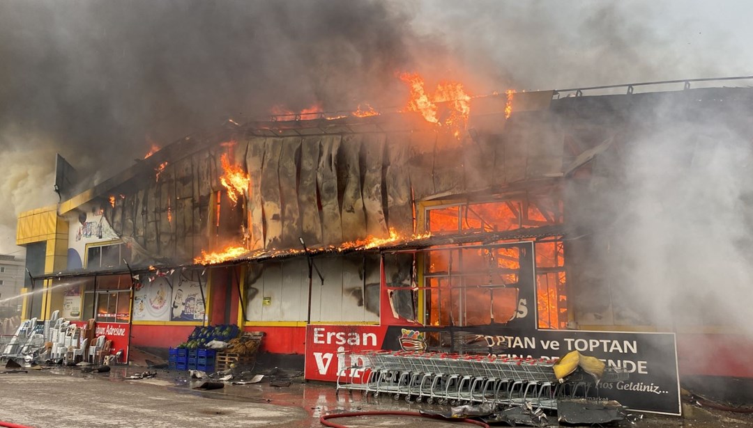 Kocaeli'de market deposunda yangın Alevler belediyenin sosyal tesisine sıçradı