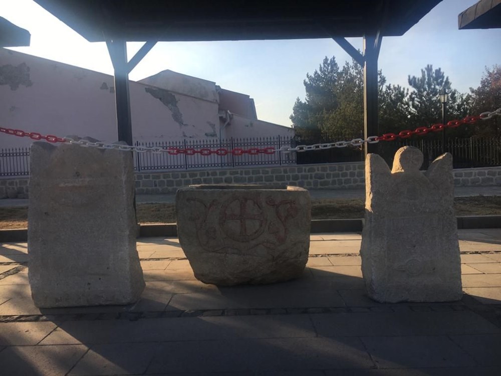 Tarlada bulunan taş vaftiz teknesinin sırrı çözüldü - 4