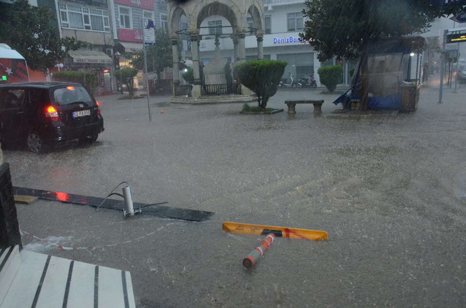 Rize'de otomobil sele kapıldı: 1 kişi kayıp - 4