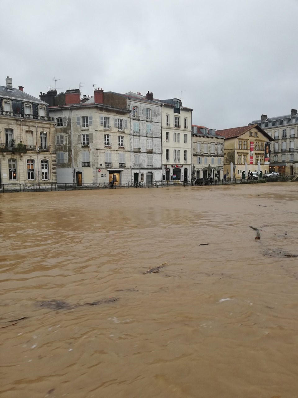 Fransa'da aşırı yağışlar 2 can aldı (40 bin ev elektriksiz) - 1