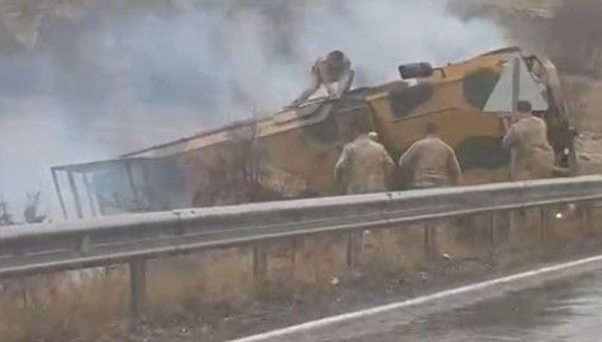 Mardin'de zırhlı askeri araç şarampole devrildi: 2 yaralı Mardin'de zırhlı askeri araç şarampole devrildi: 2 yaralı