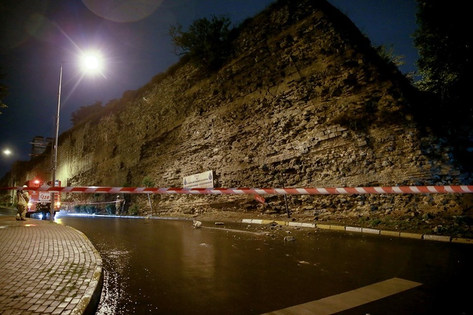 İstanbul'da tarihi surlardan kopan taşlar yola savruldu - 1