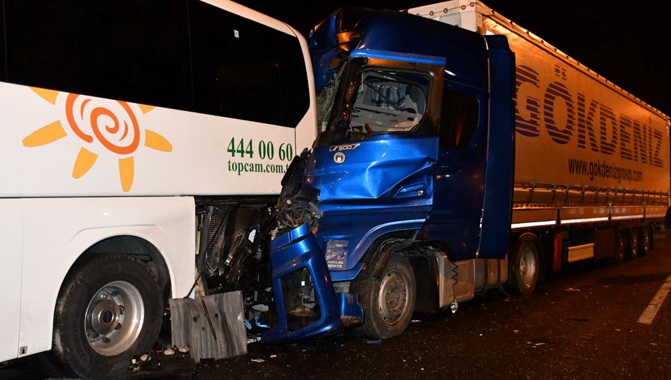 Tur otobüsü, tırla çarpıştı: 13 yaralı