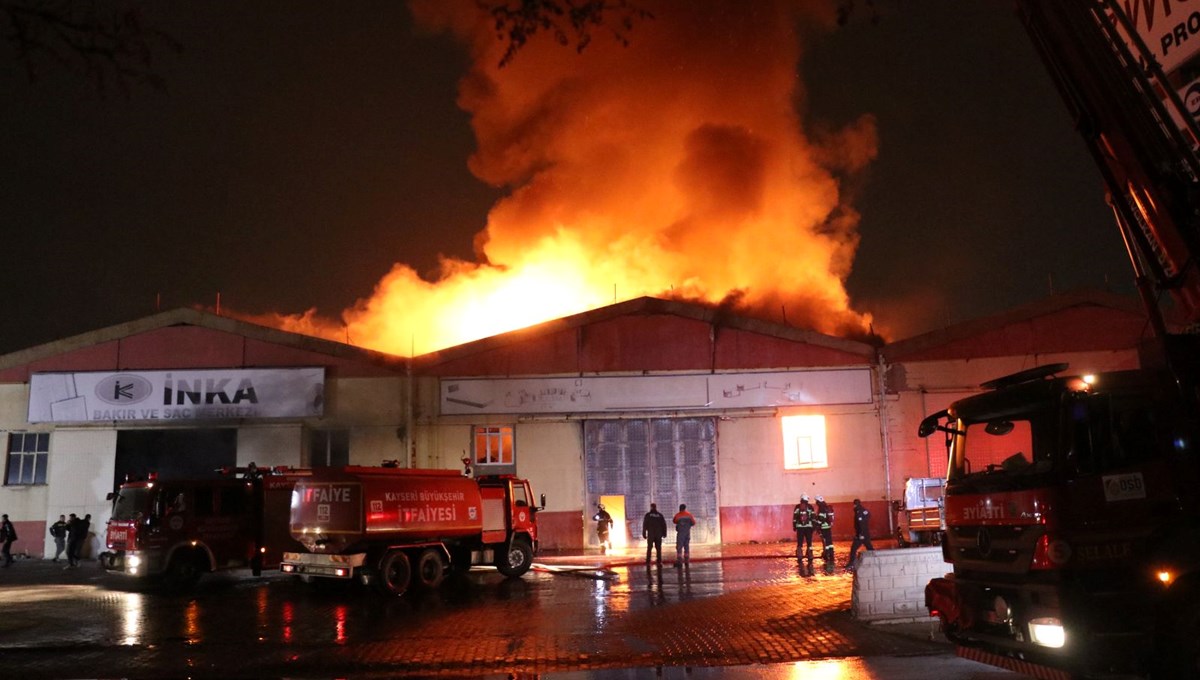 Fabrika yangını geceyi aydınlattı