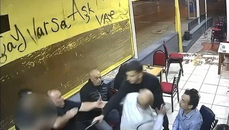 Çay ocağında otururken tabancayla vuruldu