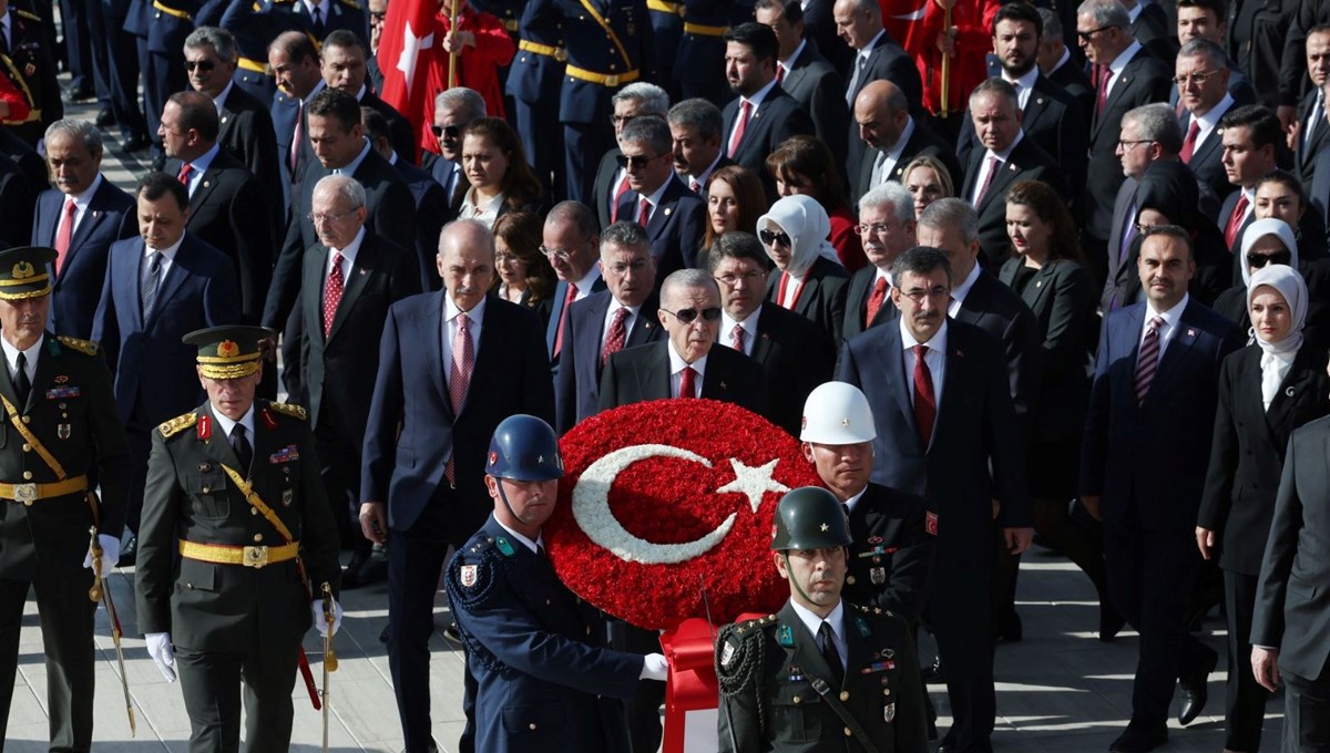 Devlet erkanı Ata'nın huzurunda