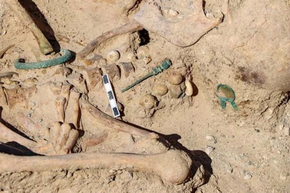 Takılarıyla gömülmüş Urartulu kadın mezarı ortaya çıkarıldı - 4