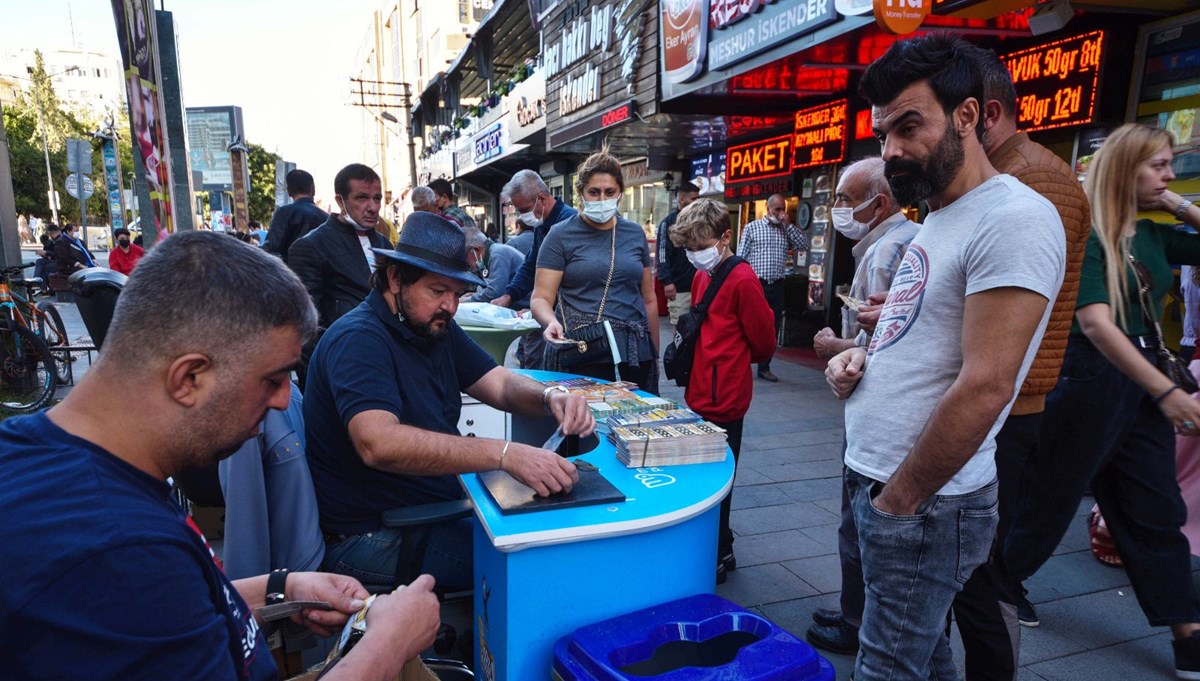 Aldığı 5 biletin sonuncusunda 500 bin liralık büyük ikramiyeyi kazandı