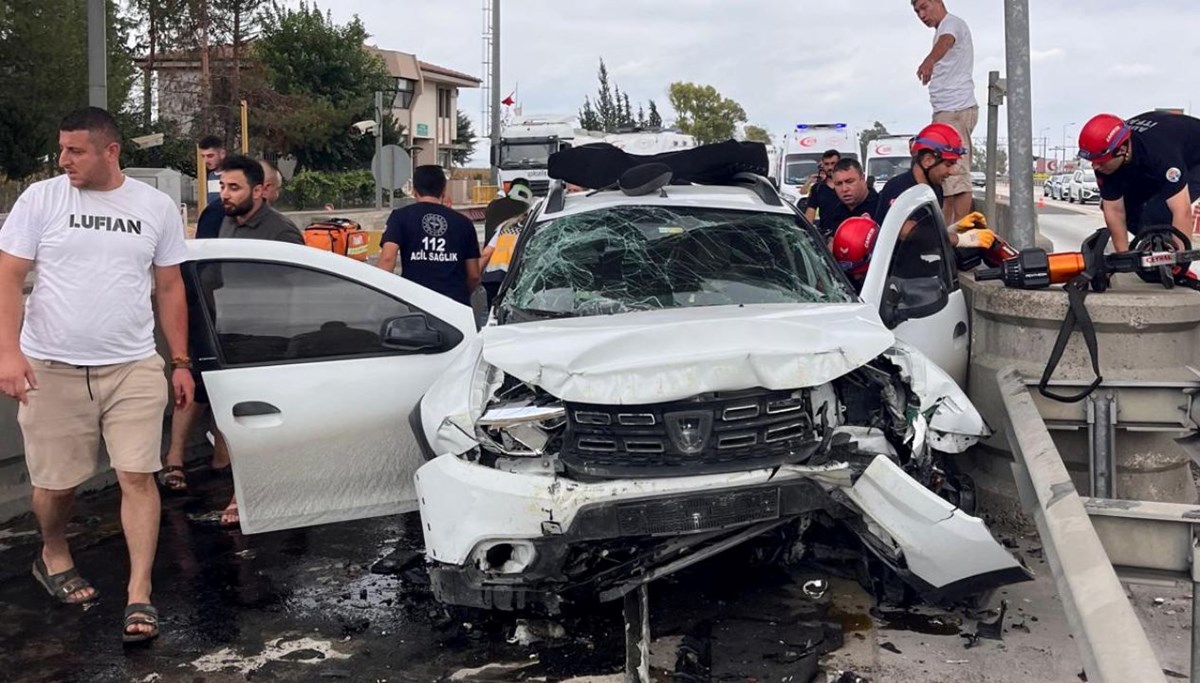 Otoyolda gişelerin beton bariyerine çarptı