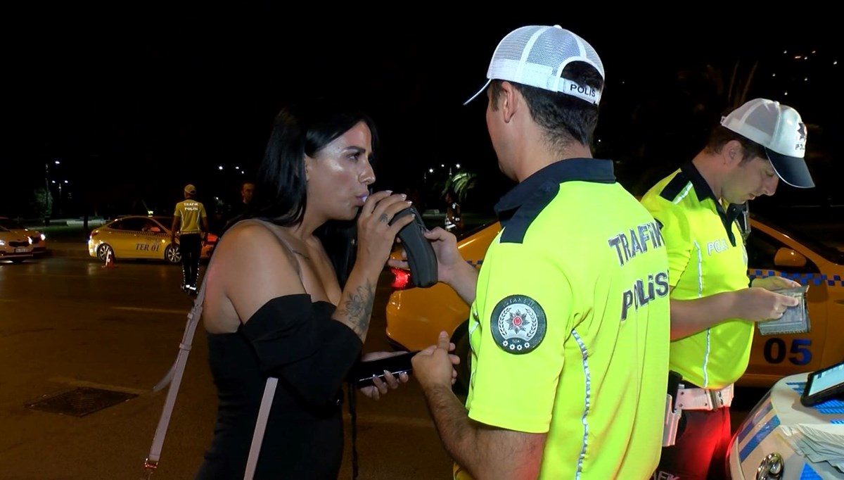 Trafik denetimlerine yakalanan ehliyetsiz sürücü: Şimdi ararım ve buraya yığarım