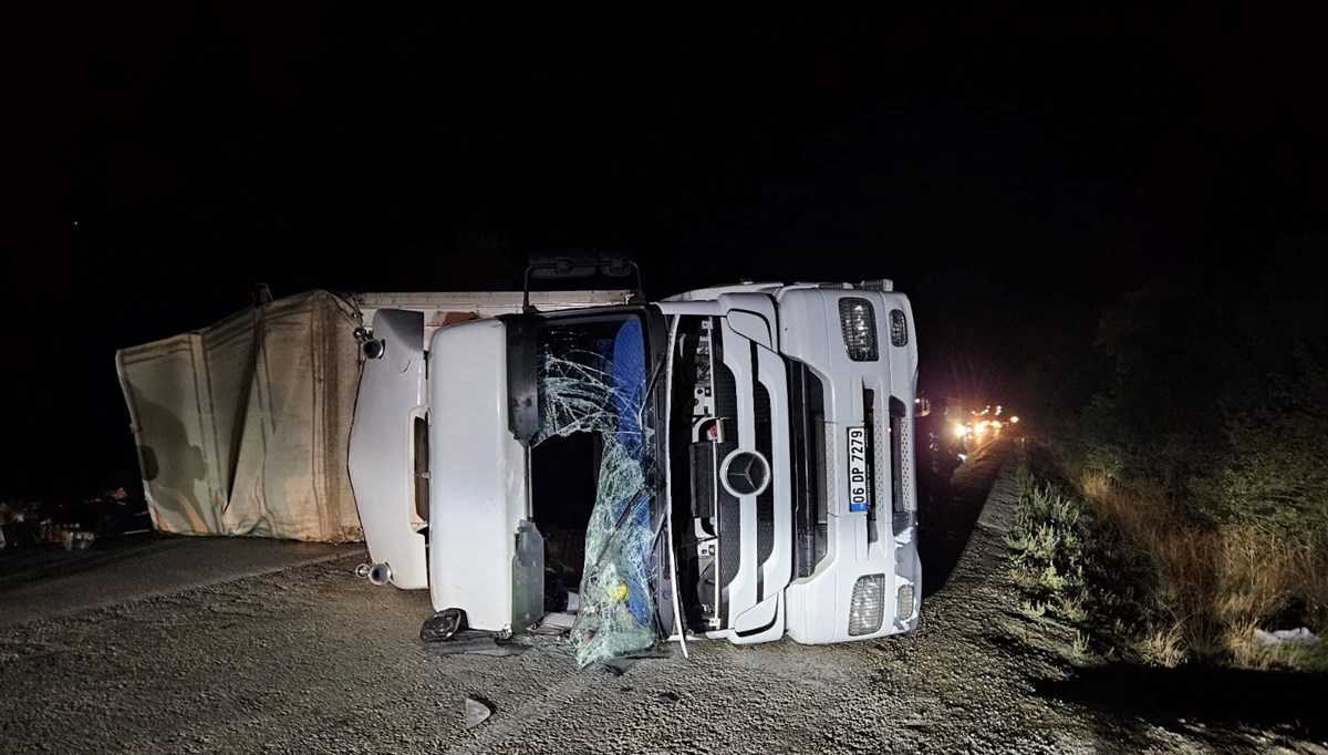 Bolu'da maden suyu yüklü tır devrildi Bolu'da maden suyu yüklü tır devrildi