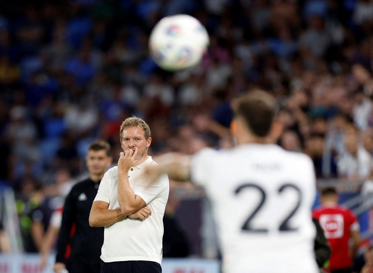Almanya Milli Takımı Teknik Direktörü Julian Nagelsmann, Slovakya karşılaşmasını düşünceli şekilde takip ediyor.