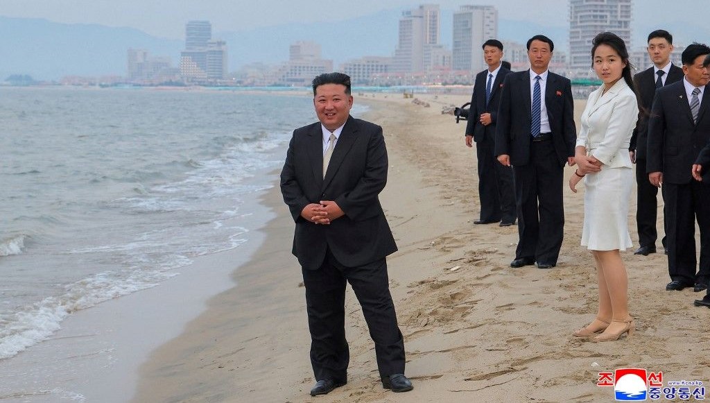 Kim Jong-un sahillere indi