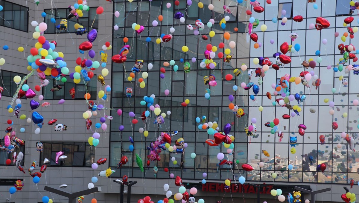 İzmir’de balonlar kanser tedavisi gören çocuklar için uçuruldu