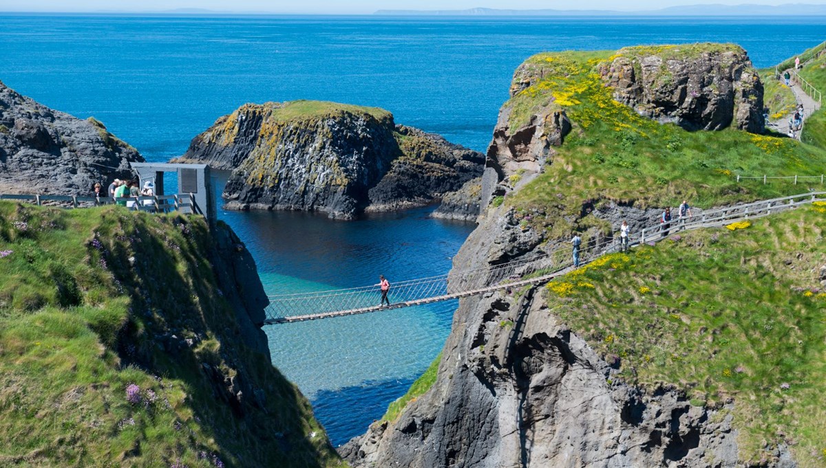 Korku ve heyecanın aynı anda yaşandığı dünyanın en tehlikeli köprüsü: Carrick-A-Rede Rope