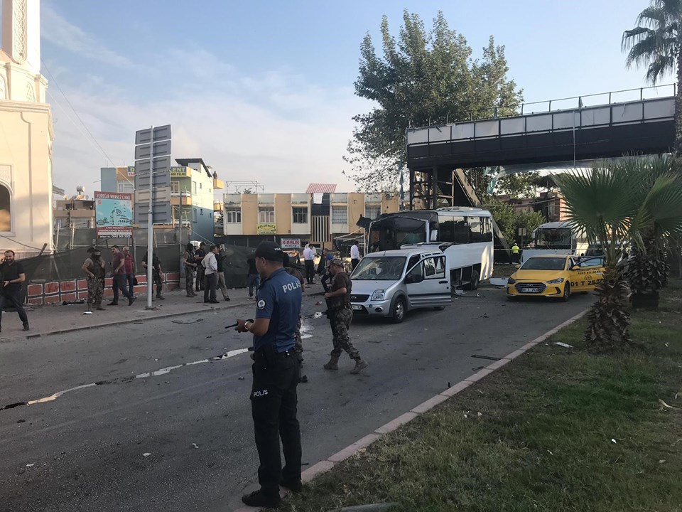 Adana'da polis servisine bombalı saldırı - 1