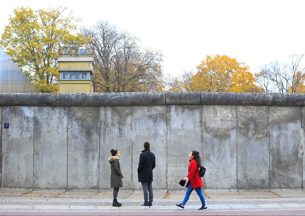 �Utanç duvarı� olarak anılan Berlin Duvarı 29 yıl önce yıkıldı Son