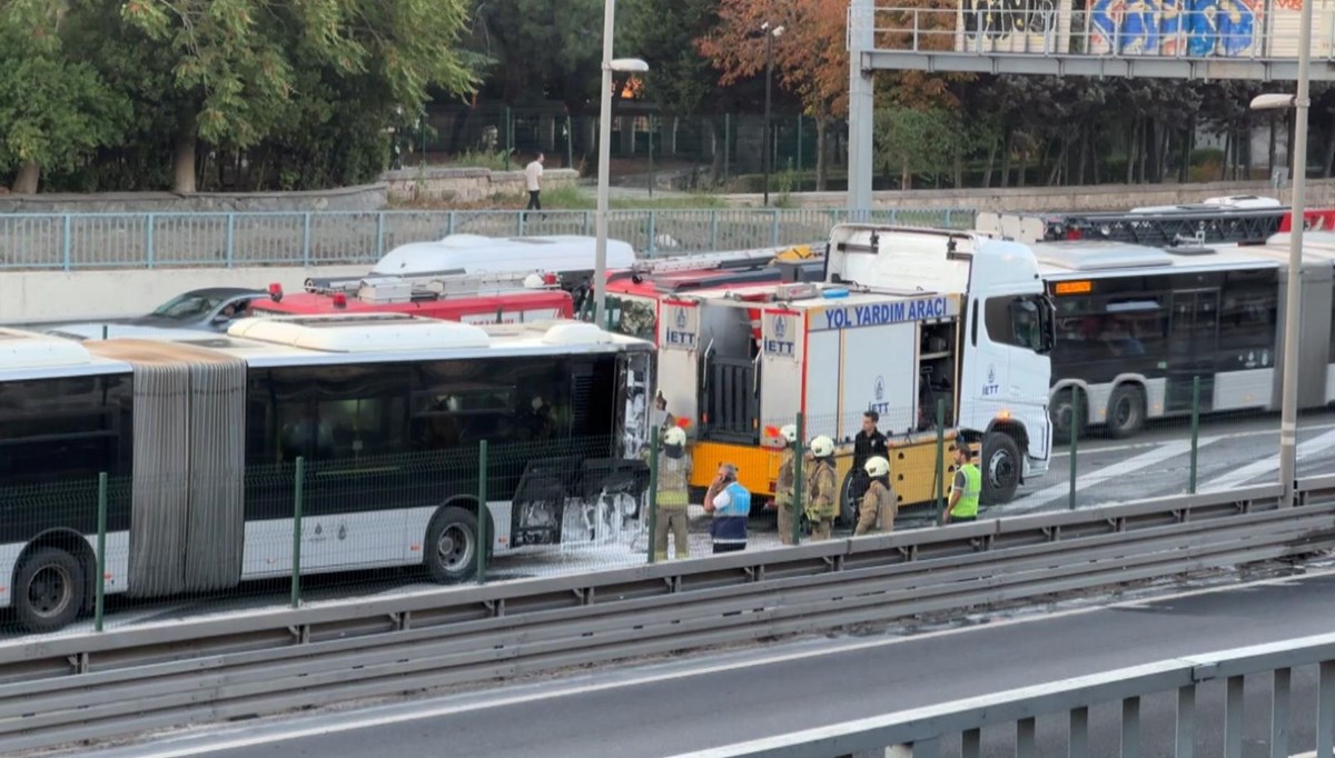 İstanbul'da metrobüs yandı, trafik durdu