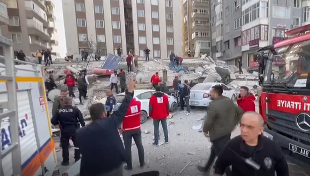 Şanlıurfa'da ağır hasarlı bina çöktü