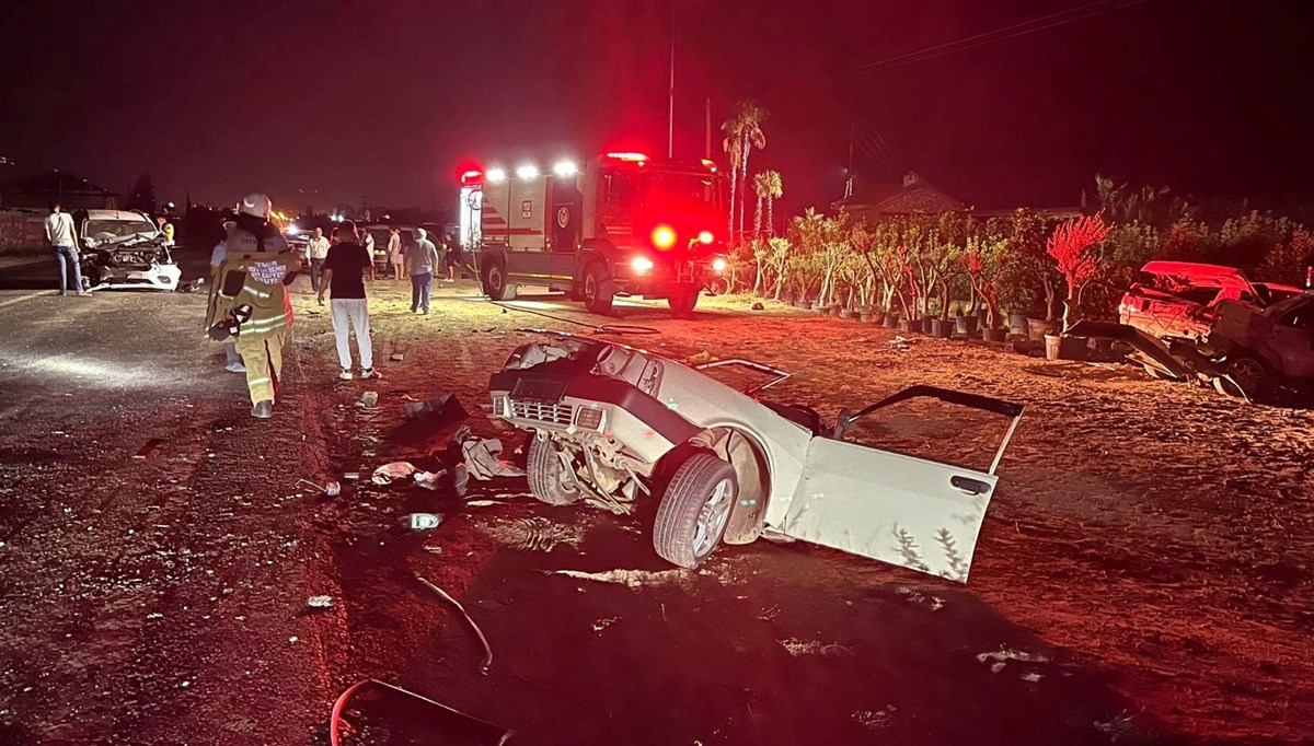 İzmir'de hatif ticari araç ile otomobilin çarpıştı: 5 kişi yaralandı