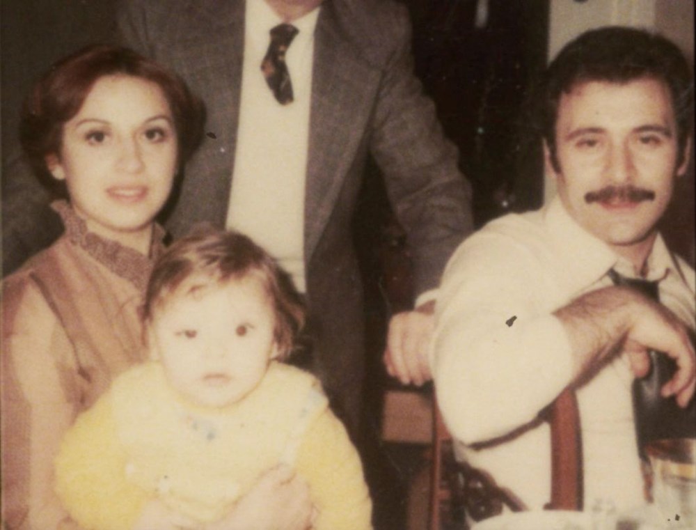 Su Burcu Yazgı Coşkun'dan nostaljik kare (Ünlülerin çocukluk ve gençlik halleri) - 369